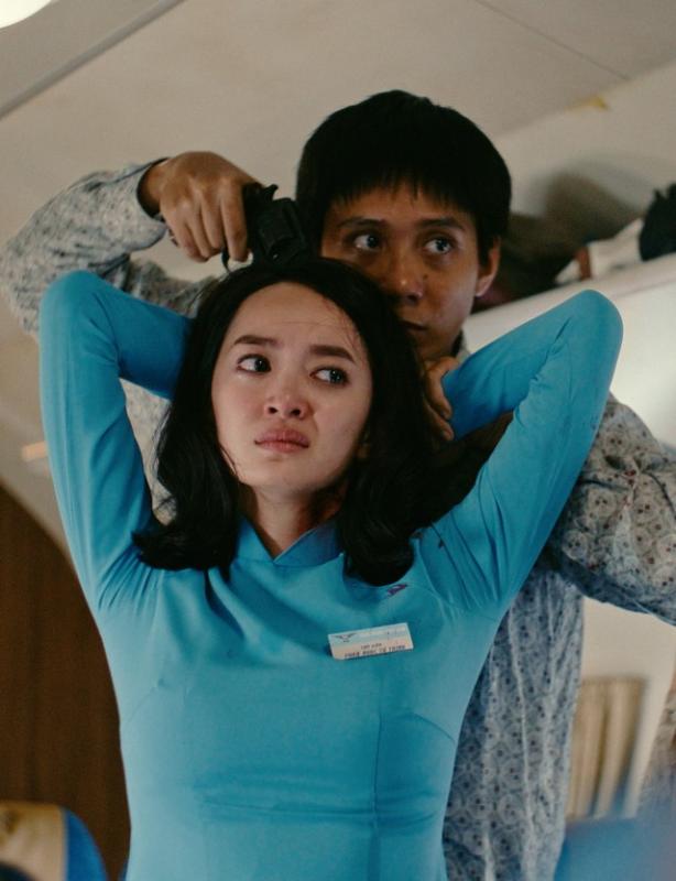 'Tử chiến trên không' vẫn dẫn đầu, 'Mưa đỏ' chính thức rời rạp - Ảnh 1.