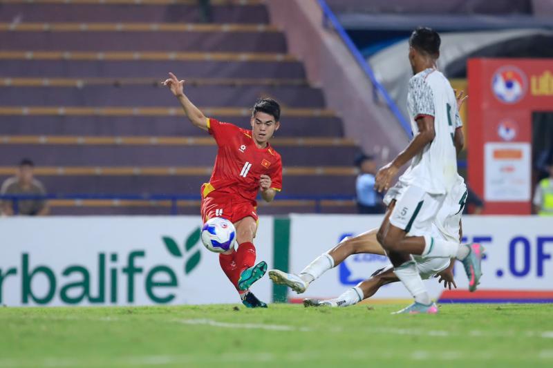 U.23 Việt Nam thay nhau ghi bàn, U.23 Singapore quá khó để 'bắt bài'- Ảnh 2. U.23 Việt Nam thay nhau ghi bàn, U.23 Singapore quá khó để 'bắt bài'- Ảnh 2.
