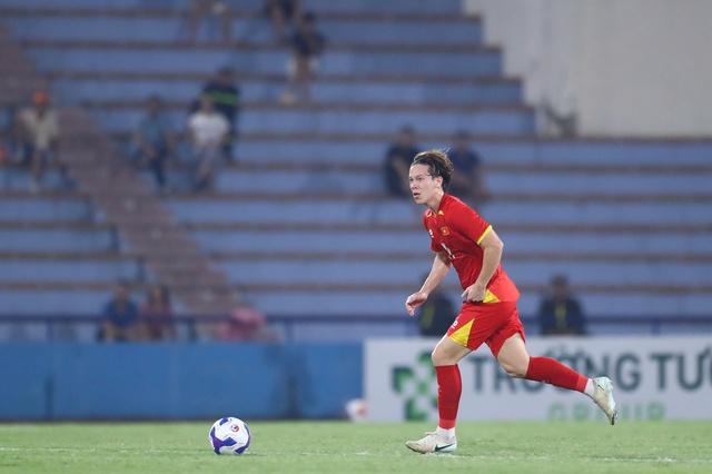 HLV Kim Sang-sik xáo trộn đội hình U.23 Việt Nam đấu Singapore: Lê Viktor đá chính- Ảnh 2. HLV Kim Sang-sik xáo trộn đội hình U.23 Việt Nam đấu Singapore: Lê Viktor đá chính- Ảnh 2.