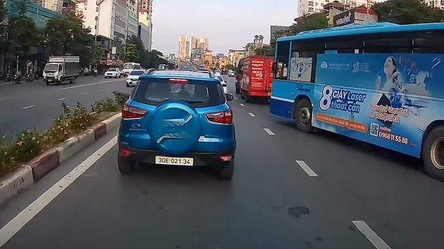 Ô tô con phanh dúi dụi vì bị xe buýt ‘cướp đường’, chuyển làn ẩu - Ảnh 1.