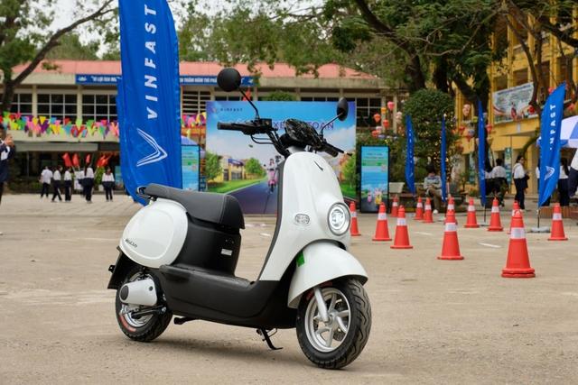 Mua xe máy cho con đi học, nên chọn xe xăng 50cc hay xe điện VinFast? - Ảnh 2.