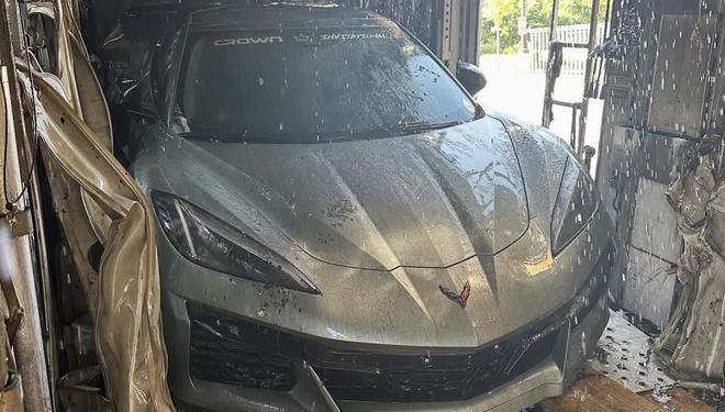 Xe tải bốc cháy, 5 siêu xe trị giá gần 1,5 triệu USD bị thiêu rụi - Ảnh 3.
