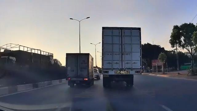 Hai xe tải 'kèn cựa', chèn đường nhau trên quốc lộ - Ảnh 1.