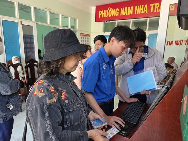 Dùng VNeID trên điện thoại để làm thủ tục hành chính- Ảnh 1. Dùng VNeID trên điện thoại để làm thủ tục hành chính- Ảnh 1.