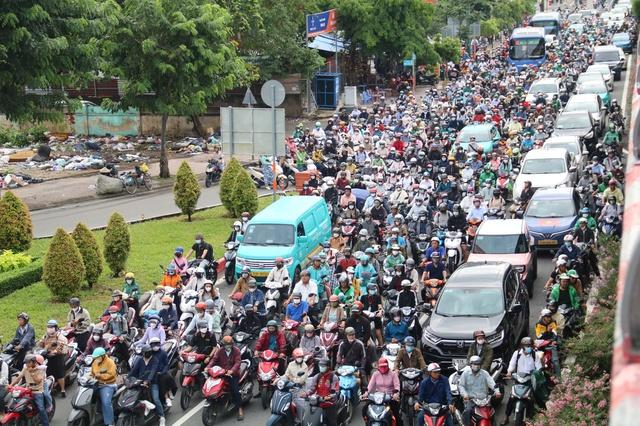 Ùn ứ cửa ngõ TP.HCM sau kỳ nghỉ lễ- Ảnh 5. Ùn ứ cửa ngõ TP.HCM sau kỳ nghỉ lễ- Ảnh 5.
