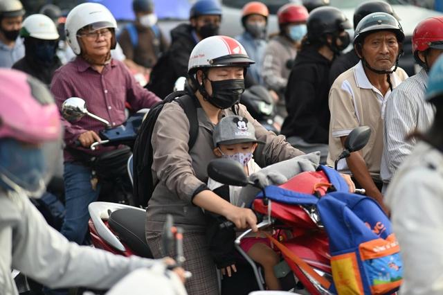 Ùn ứ cửa ngõ TP.HCM sau kỳ nghỉ lễ- Ảnh 2. Ùn ứ cửa ngõ TP.HCM sau kỳ nghỉ lễ- Ảnh 2.