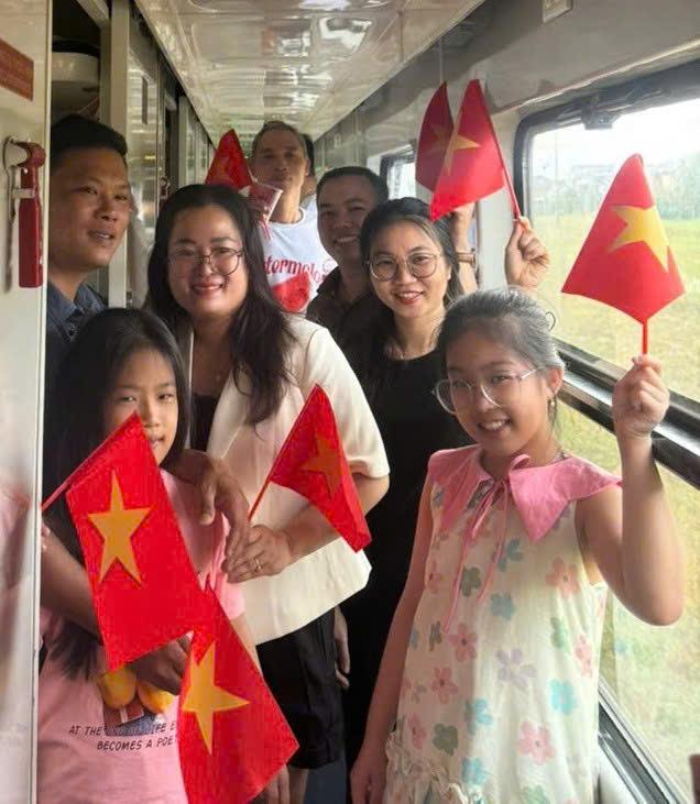 Hào khí trên chuyến tàu SE3 nhân dịp Quốc khánh 80 năm độc lập của dân tộc - Ảnh 5. Hào khí trên chuyến tàu SE3 nhân dịp Quốc khánh 80 năm độc lập của dân tộc - Ảnh 5.