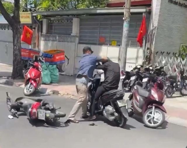 TP.HCM: Nam thanh niên bị người đàn ông đuổi đánh giữa đường - Ảnh 1.