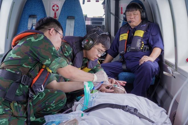 Cấp cứu khẩn cấp ngư dân nguy kịch tại đặc khu Trường Sa bằng trực thăng- Ảnh 2. Cấp cứu khẩn cấp ngư dân nguy kịch tại đặc khu Trường Sa bằng trực thăng- Ảnh 2.