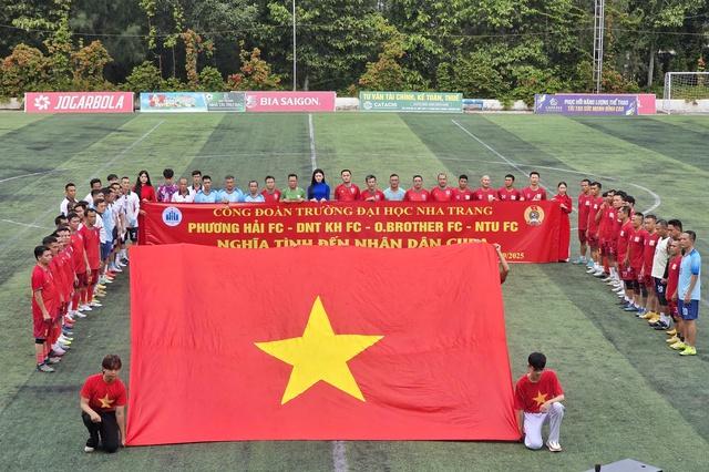Sân cỏ Trường ĐH Nha Trang rộn ràng giải bóng đá vì nhân dân Cuba- Ảnh 1.