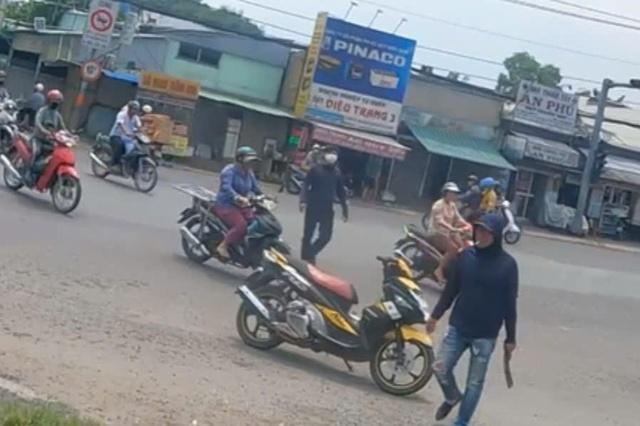 TP.HCM: Khống chế người đàn ông cầm rựa ra đường, có biểu hiện bất thường- Ảnh 1.