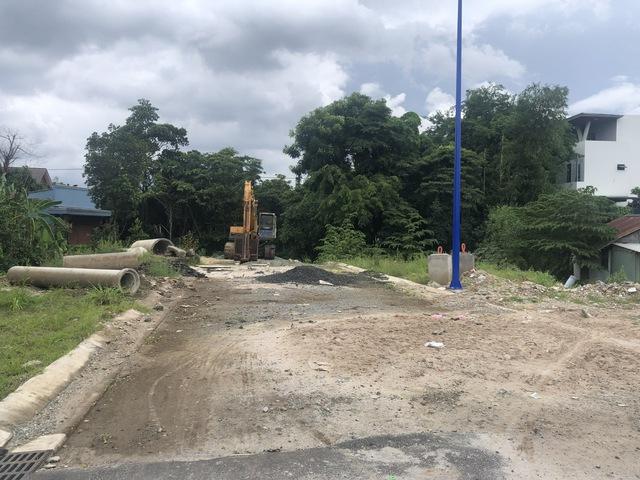 TP.HCM: Cả con đường ở phường Long Hương chỉ chờ giải tỏa 1 hộ dân để thông tuyến- Ảnh 4.