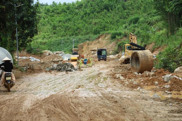 Dự án sửa chữa taluy đường Trường Sơn Đông ngổn ngang, chậm tiến độ- Ảnh 1. Dự án sửa chữa taluy đường Trường Sơn Đông ngổn ngang, chậm tiến độ- Ảnh 1.