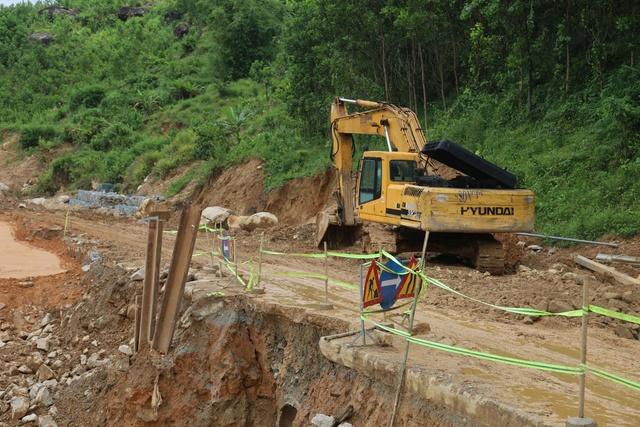 Dự án sửa chữa taluy đường Trường Sơn Đông ngổn ngang, chậm tiến độ- Ảnh 2. Dự án sửa chữa taluy đường Trường Sơn Đông ngổn ngang, chậm tiến độ- Ảnh 2.