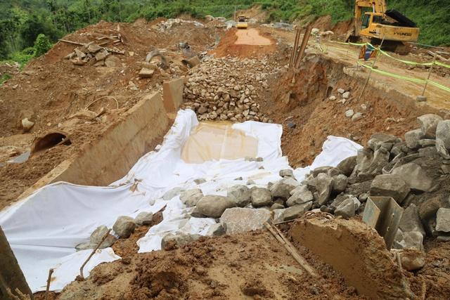 Dự án sửa chữa taluy đường Trường Sơn Đông ngổn ngang, chậm tiến độ- Ảnh 4. Dự án sửa chữa taluy đường Trường Sơn Đông ngổn ngang, chậm tiến độ- Ảnh 4.