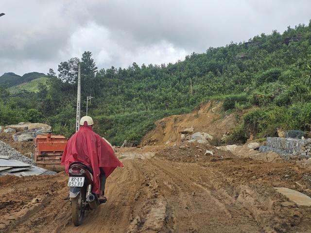 Dự án sửa chữa taluy đường Trường Sơn Đông ngổn ngang, chậm tiến độ- Ảnh 3. Dự án sửa chữa taluy đường Trường Sơn Đông ngổn ngang, chậm tiến độ- Ảnh 3.
