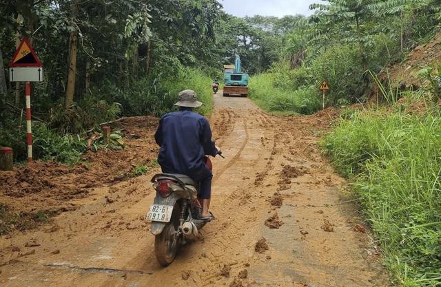 Khắc phục sạt lở trên Tỉnh lộ 674, giao thông đã tạm thông tuyến- Ảnh 2. Khắc phục sạt lở trên Tỉnh lộ 674, giao thông đã tạm thông tuyến- Ảnh 2.