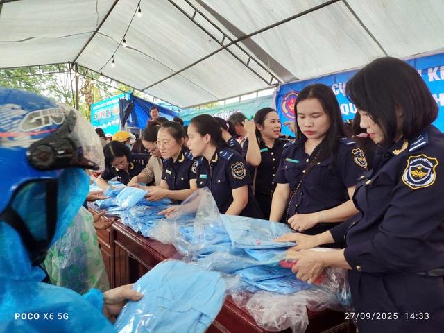 Chợ phiên 0 đồng 'đốn tim' trong mưa bão số 10 ở Đà Nẵng- Ảnh 5. Chợ phiên 0 đồng 'đốn tim' trong mưa bão số 10 ở Đà Nẵng- Ảnh 5.