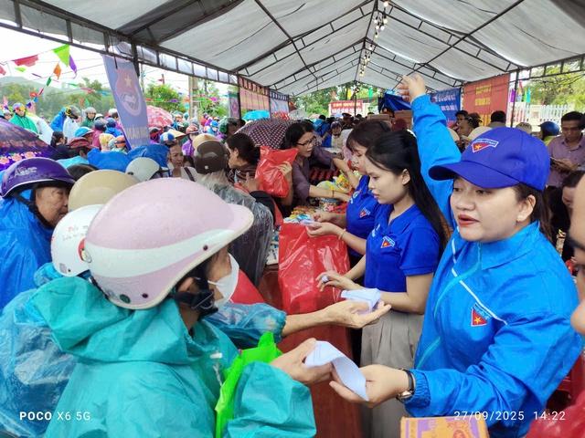 Chợ phiên 0 đồng 'đốn tim' trong mưa bão số 10 ở Đà Nẵng- Ảnh 8. Chợ phiên 0 đồng 'đốn tim' trong mưa bão số 10 ở Đà Nẵng- Ảnh 8.