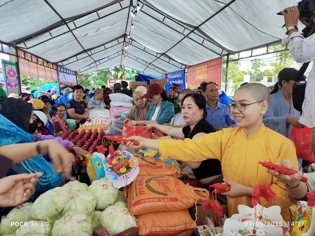 Chợ phiên 0 đồng 'đốn tim' trong mưa bão số 10 ở Đà Nẵng- Ảnh 2. Chợ phiên 0 đồng 'đốn tim' trong mưa bão số 10 ở Đà Nẵng- Ảnh 2.