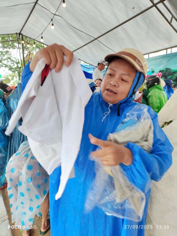 Chợ phiên 0 đồng 'đốn tim' trong mưa bão số 10 ở Đà Nẵng- Ảnh 4. Chợ phiên 0 đồng 'đốn tim' trong mưa bão số 10 ở Đà Nẵng- Ảnh 4.