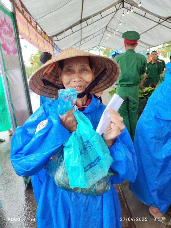 Chợ phiên 0 đồng 'đốn tim' trong mưa bão số 10 ở Đà Nẵng- Ảnh 6. Chợ phiên 0 đồng 'đốn tim' trong mưa bão số 10 ở Đà Nẵng- Ảnh 6.