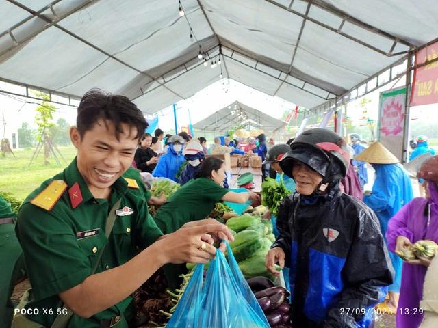 Chợ phiên 0 đồng 'đốn tim' trong mưa bão số 10 ở Đà Nẵng- Ảnh 3. Chợ phiên 0 đồng 'đốn tim' trong mưa bão số 10 ở Đà Nẵng- Ảnh 3.