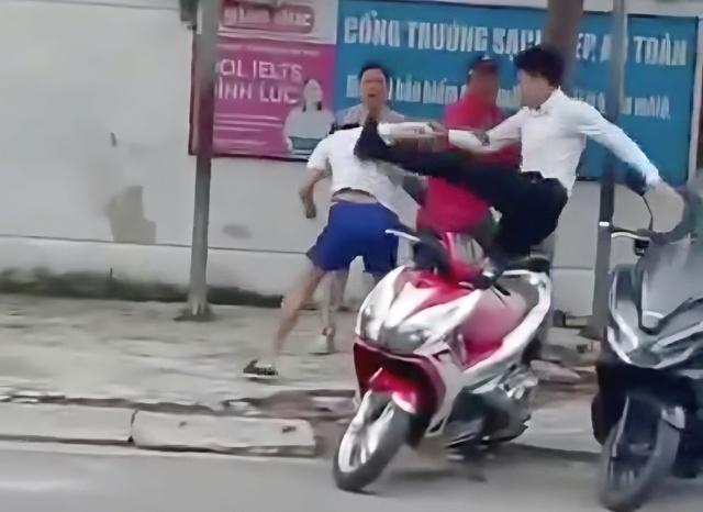 Khánh Hòa làm rõ tin đồn đối tượng đánh người trước cổng trường là công an - Ảnh 1.