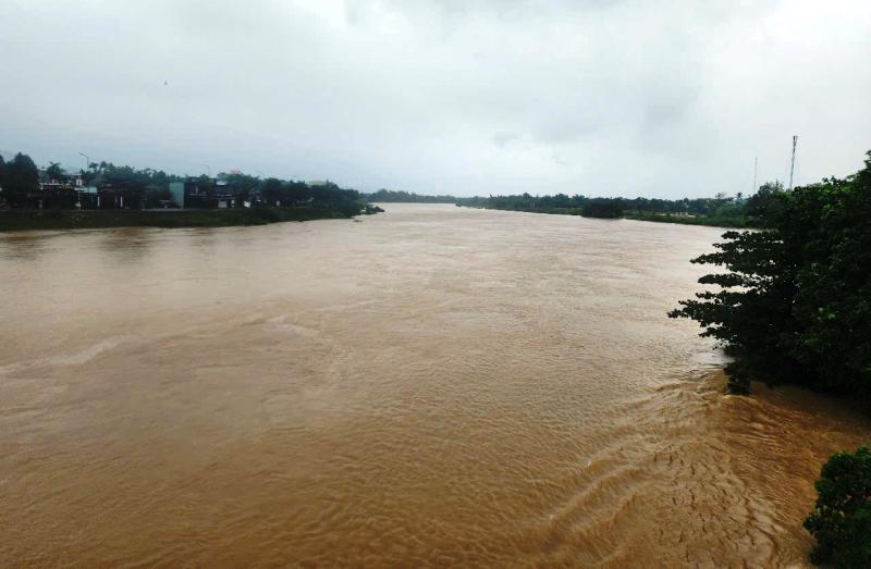 Bão số 10: Cận cảnh QL14B cũ ngập sâu, phương tiện gặp khó khăn- Ảnh 9. Bão số 10: Cận cảnh QL14B cũ ngập sâu, phương tiện gặp khó khăn- Ảnh 9.