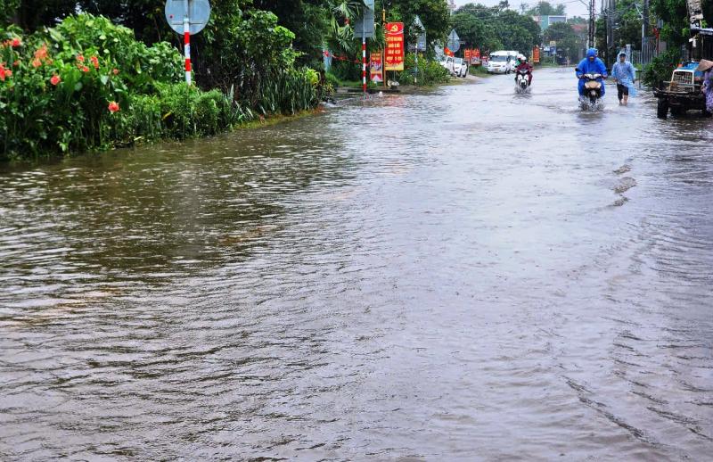 Bão số 10: Cận cảnh QL14B cũ ngập sâu, phương tiện gặp khó khăn- Ảnh 4. Bão số 10: Cận cảnh QL14B cũ ngập sâu, phương tiện gặp khó khăn- Ảnh 4.