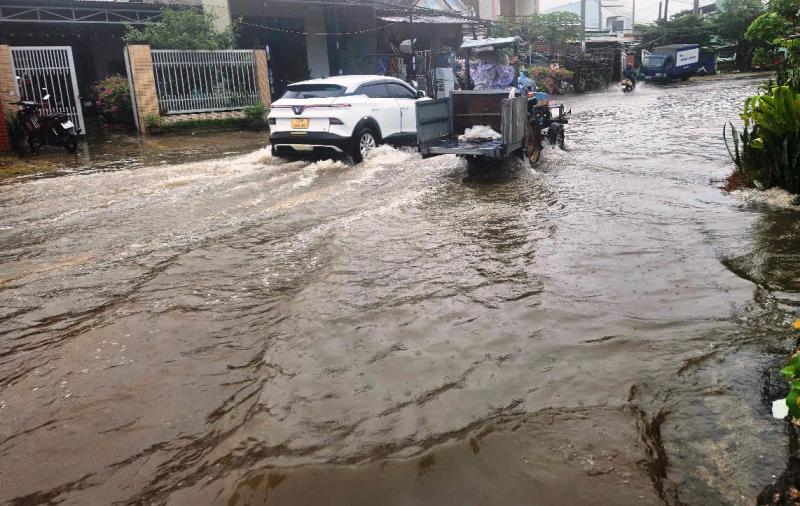 Bão số 10: Cận cảnh QL14B cũ ngập sâu, phương tiện gặp khó khăn- Ảnh 7. Bão số 10: Cận cảnh QL14B cũ ngập sâu, phương tiện gặp khó khăn- Ảnh 7.