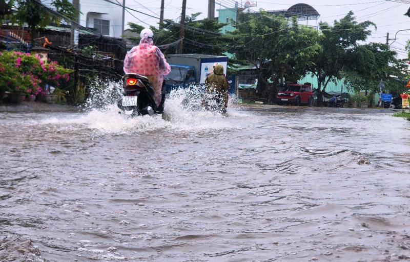 Bão số 10: Cận cảnh QL14B cũ ngập sâu, phương tiện gặp khó khăn- Ảnh 8. Bão số 10: Cận cảnh QL14B cũ ngập sâu, phương tiện gặp khó khăn- Ảnh 8.