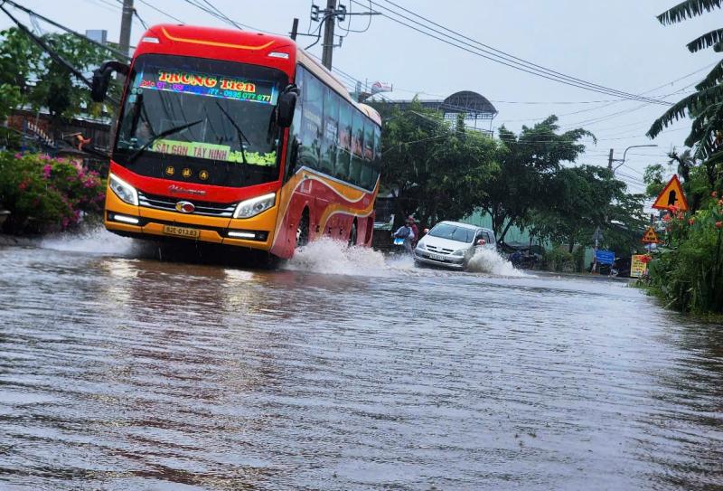 Bão số 10: Cận cảnh QL14B cũ ngập sâu, phương tiện gặp khó khăn- Ảnh 3. Bão số 10: Cận cảnh QL14B cũ ngập sâu, phương tiện gặp khó khăn- Ảnh 3.