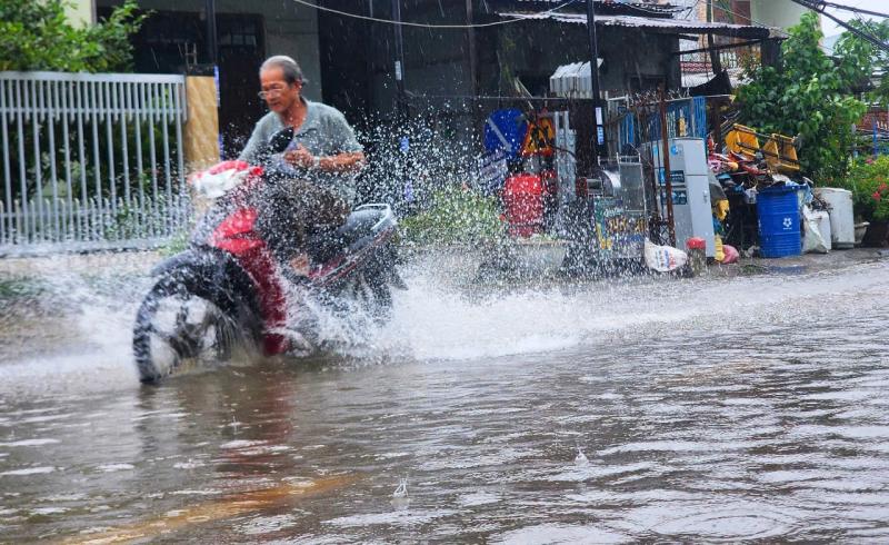 Bão số 10: Cận cảnh QL14B cũ ngập sâu, phương tiện gặp khó khăn- Ảnh 1. Bão số 10: Cận cảnh QL14B cũ ngập sâu, phương tiện gặp khó khăn- Ảnh 1.