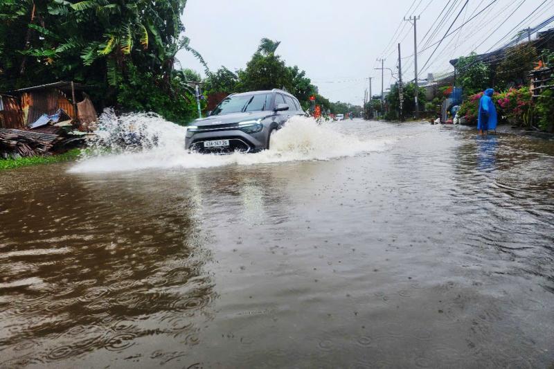 Bão số 10: Cận cảnh QL14B cũ ngập sâu, phương tiện gặp khó khăn- Ảnh 6. Bão số 10: Cận cảnh QL14B cũ ngập sâu, phương tiện gặp khó khăn- Ảnh 6.