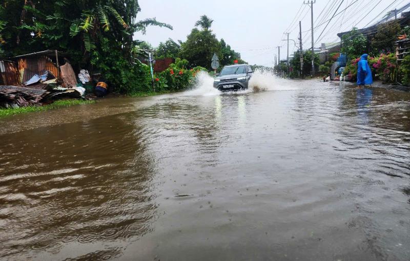 Bão số 10: Cận cảnh QL14B cũ ngập sâu, phương tiện gặp khó khăn- Ảnh 2. Bão số 10: Cận cảnh QL14B cũ ngập sâu, phương tiện gặp khó khăn- Ảnh 2.