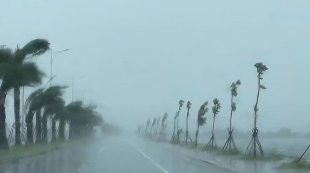 Ảnh hưởng bão số 10 tại Huế cảnh báo nguy cơ sạt lở và lũ quét cao- Ảnh 1.