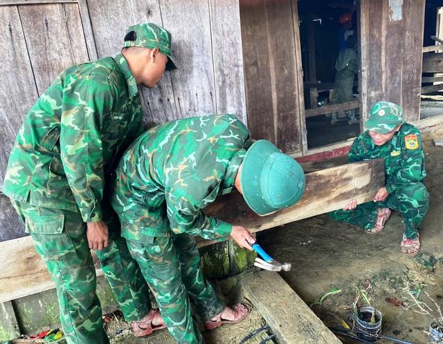 'Thần đèn' mang áo lính dời nhiều ngôi nhà cho dân khỏi vùng nguy cơ sạt lở - Ảnh 1.