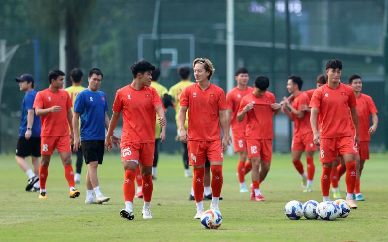 U.23 Việt Nam tập sân chuẩn FIFA đẹp nhất UAE, sẵn sàng đọ sức đối thủ cực mạnh Qatar- Ảnh 1. U.23 Việt Nam tập sân chuẩn FIFA đẹp nhất UAE, sẵn sàng đọ sức đối thủ cực mạnh Qatar- Ảnh 1.