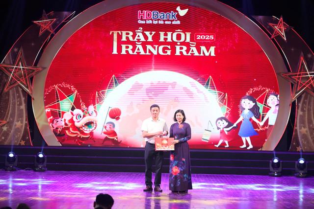 HD Bank - Trái tim sẻ chia cùng ‘Trẩy hội trăng rằm’- Ảnh 1. HD Bank - Trái tim sẻ chia cùng ‘Trẩy hội trăng rằm’- Ảnh 1.
