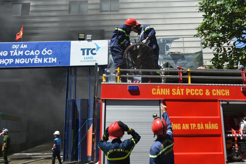 Khói lửa bao trùm công trình cao ốc, hàng trăm công nhân tháo chạy- Ảnh 5. Khói lửa bao trùm công trình cao ốc, hàng trăm công nhân tháo chạy- Ảnh 5.