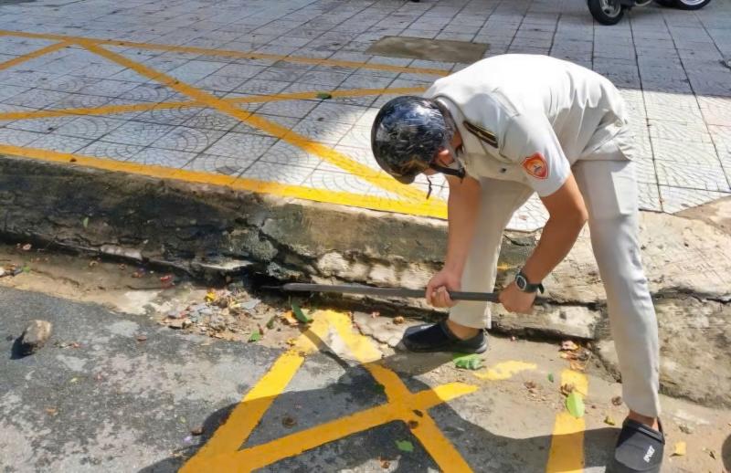 Bão số 12: Sóng dữ xuất hiện ở cửa sông Hàn - Ảnh 9. Bão số 12: Sóng dữ xuất hiện ở cửa sông Hàn - Ảnh 9.