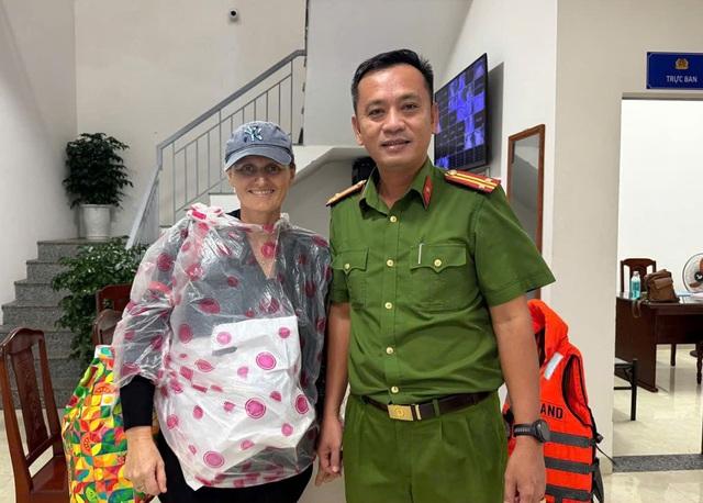 Giải cứu du khách khỏi vùng 'rốn' lụt, công an nhận lại bức thư tay ấm lòng- Ảnh 2. Giải cứu du khách khỏi vùng 'rốn' lụt, công an nhận lại bức thư tay ấm lòng- Ảnh 2.