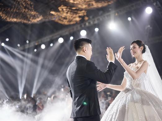 Những khoảnh khắc 'yêu' của thiếu gia Sơn Hải, Hoa hậu Đỗ Thị Hà trong tiệc cưới- Ảnh 4.