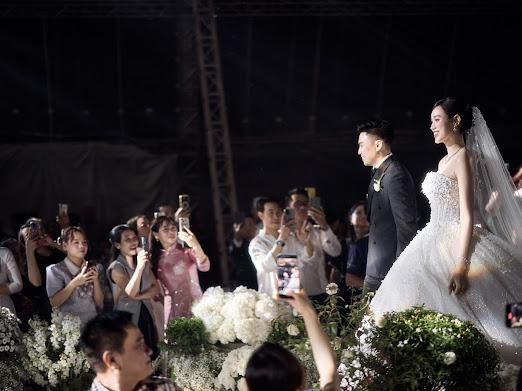 Những khoảnh khắc 'yêu' của thiếu gia Sơn Hải, Hoa hậu Đỗ Thị Hà trong tiệc cưới- Ảnh 3.