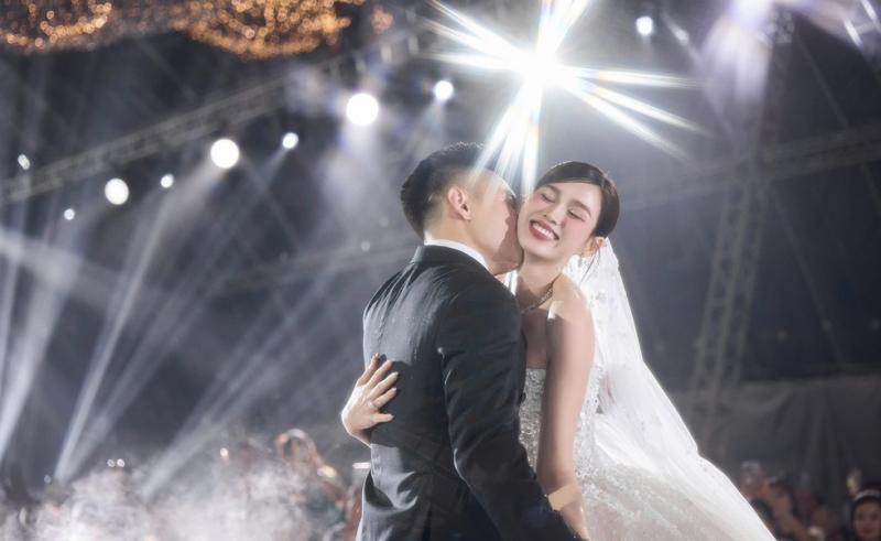 Những khoảnh khắc 'yêu' của thiếu gia Sơn Hải, Hoa hậu Đỗ Thị Hà trong tiệc cưới- Ảnh 6.