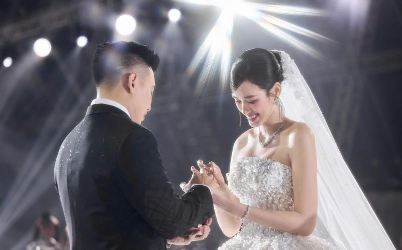 Những khoảnh khắc 'yêu' của thiếu gia Sơn Hải, Hoa hậu Đỗ Thị Hà trong tiệc cưới- Ảnh 5.