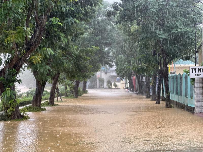 TP.Huế: Nội đô lũ đang rút dần, hạ du vẫn ngập sâu- Ảnh 1. TP.Huế: Nội đô lũ đang rút dần, hạ du vẫn ngập sâu- Ảnh 1.