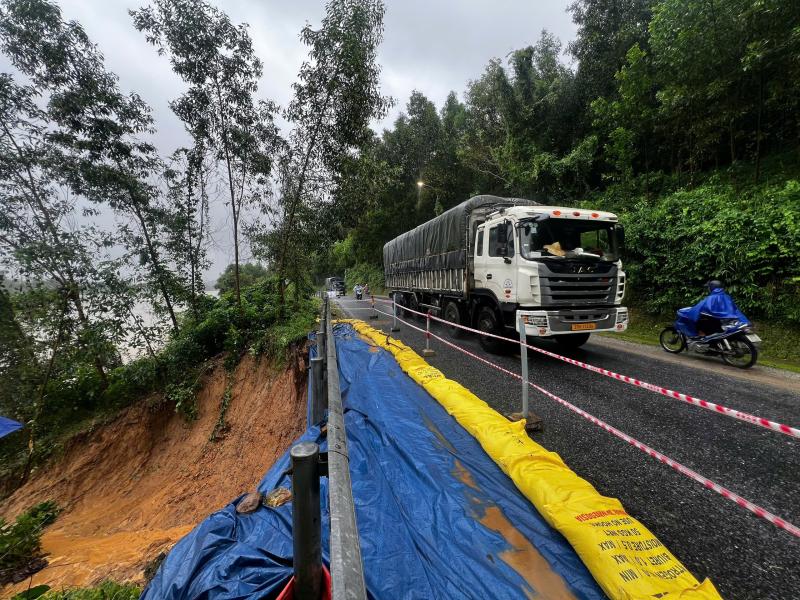 TP.Huế: Xói lở nghiêm trọng QL49 dọc sông Hương- Ảnh 2. TP.Huế: Xói lở nghiêm trọng QL49 dọc sông Hương- Ảnh 2.