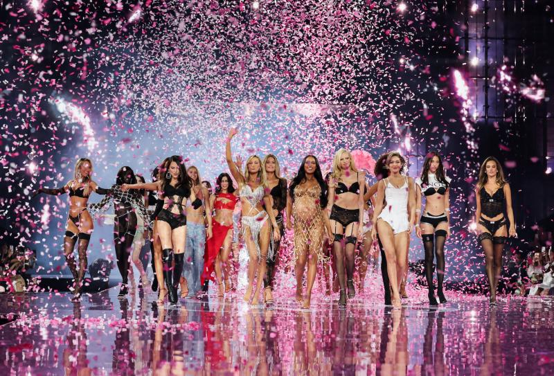 Jasmine Tookes khoe bụng bầu, Gigi Hadid, Alessandra Ambrosio… bốc lửa ở show Victoria's Secret 2025- Ảnh 1. Jasmine Tookes khoe bụng bầu, Gigi Hadid, Alessandra Ambrosio… bốc lửa ở show Victoria's Secret 2025- Ảnh 1.